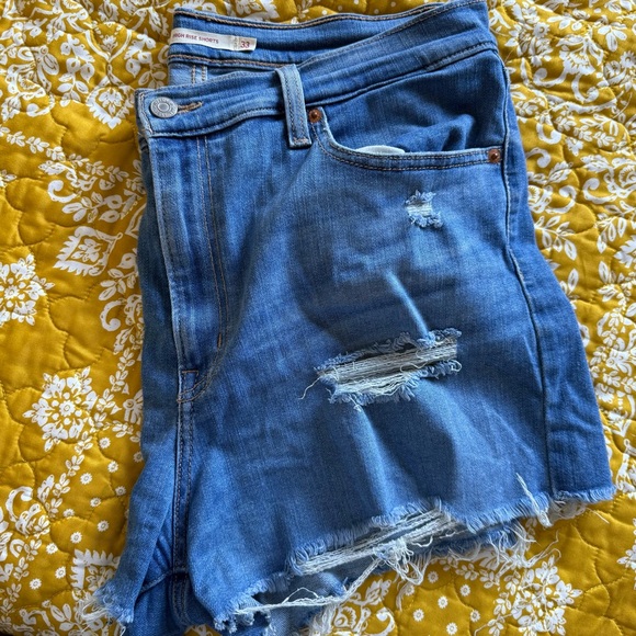 Levis High Rise Shorts - Picture 5 of 5
